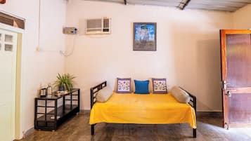 Basic Double Room, Patio | WiFi (free)