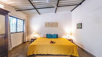 Quarto casal básico, varanda | Wi-Fi de cortesia