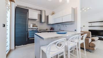 Appartement Deluxe | Cuisine privée | Réfrigérateur, four à micro-ondes, un four, surface de cuisson