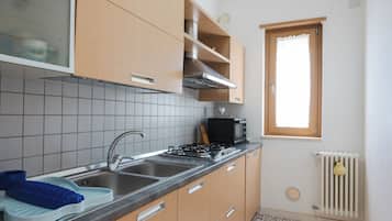 Appartement Deluxe | Cuisine privée | Réfrigérateur, four à micro-ondes, un four, surface de cuisson