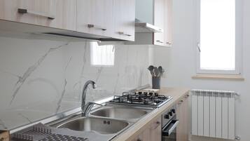 Apartemen Deluks | Dapur pribadi | Lemari es, microwave, oven, dan kompor