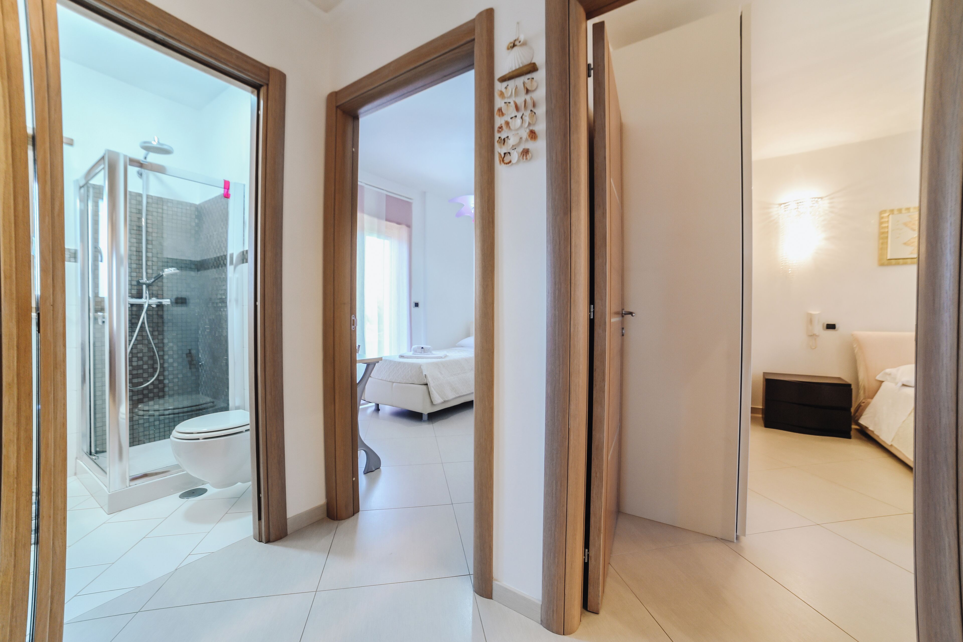 Appartamento Deluxe | Bagno | Set di cortesia gratuito, asciugacapelli, asciugamani, sapone