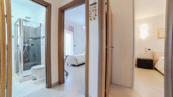 Appartamento Deluxe | Bagno | Set di cortesia gratuito, asciugacapelli, asciugamani, sapone