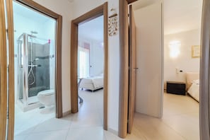Appartamento Deluxe | Bagno | Set di cortesia gratuito, asciugacapelli, asciugamani, sapone