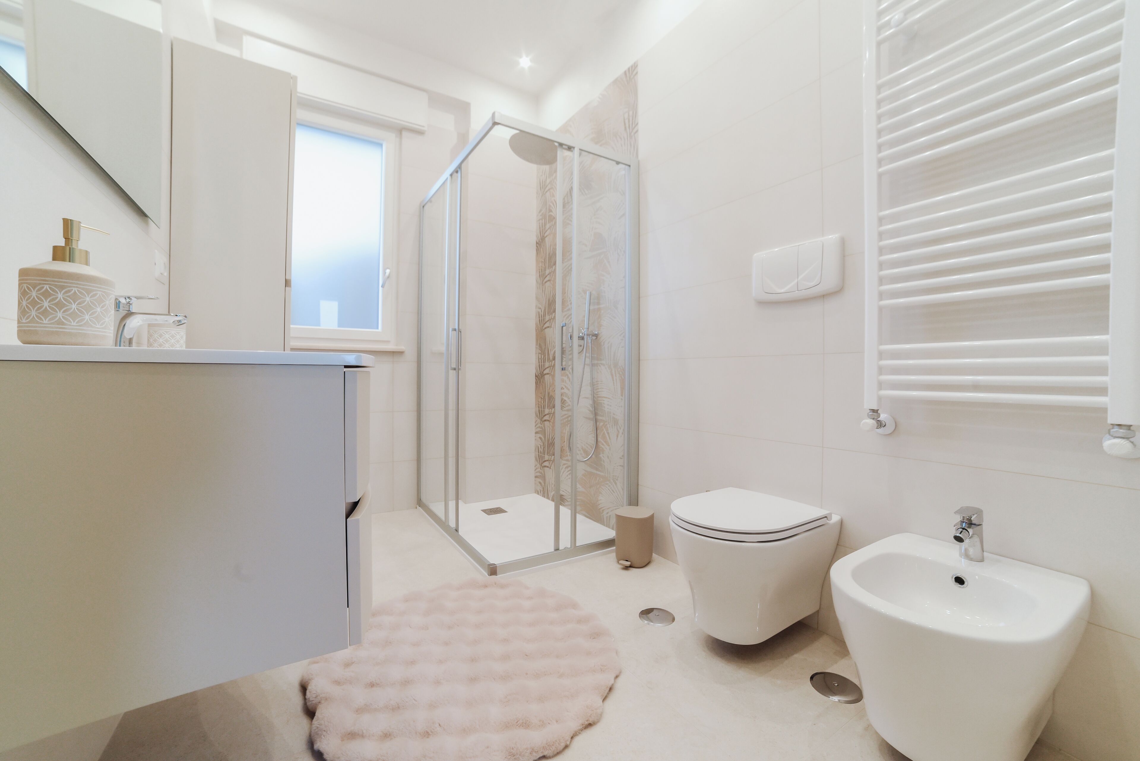 Deluxe Apartment | Bathroom | Free toiletries, hair dryer, towels, soap
