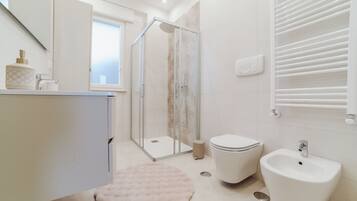 Deluxe Apartment | Bathroom | Free toiletries, hair dryer, towels, soap