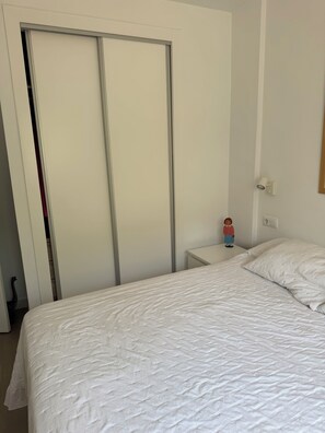 A bedroom with a bed, a nightstand, a wall-mounted lamp, and a wardrobe. - Cottage on a golf course (ideal for golf getaways). (Roldan, Torre Pacheco)