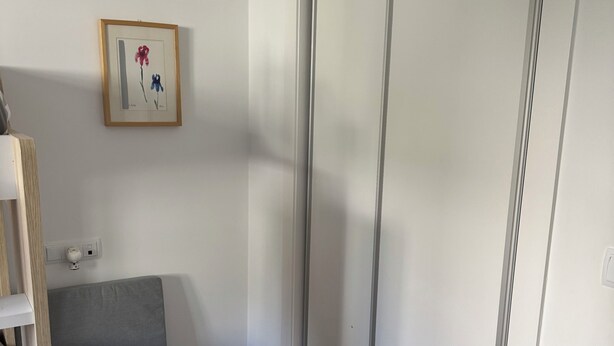 A room with a grey sofa, a framed picture on the wall, and a sliding door. - Cottage on a golf course (ideal for golf getaways). (Roldan, Torre Pacheco)