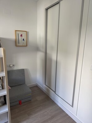 A room with a grey sofa, a framed picture on the wall, and a sliding door. - Cottage on a golf course (ideal for golf getaways). (Roldan, Torre Pacheco)