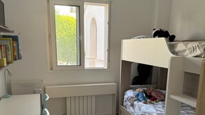 A child's bedroom with a bunk bed, a desk, and a radiator. - Cottage on a golf course (ideal for golf getaways). (Roldan, Torre Pacheco)