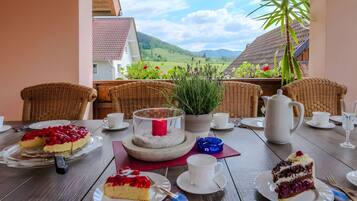 Ein Tisch, gedeckt für eine Mahlzeit, mit Blick auf die Landschaft.