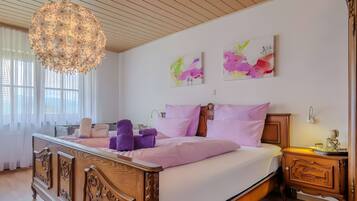 5 bedrooms, iron/ironing board, WiFi, bed sheets