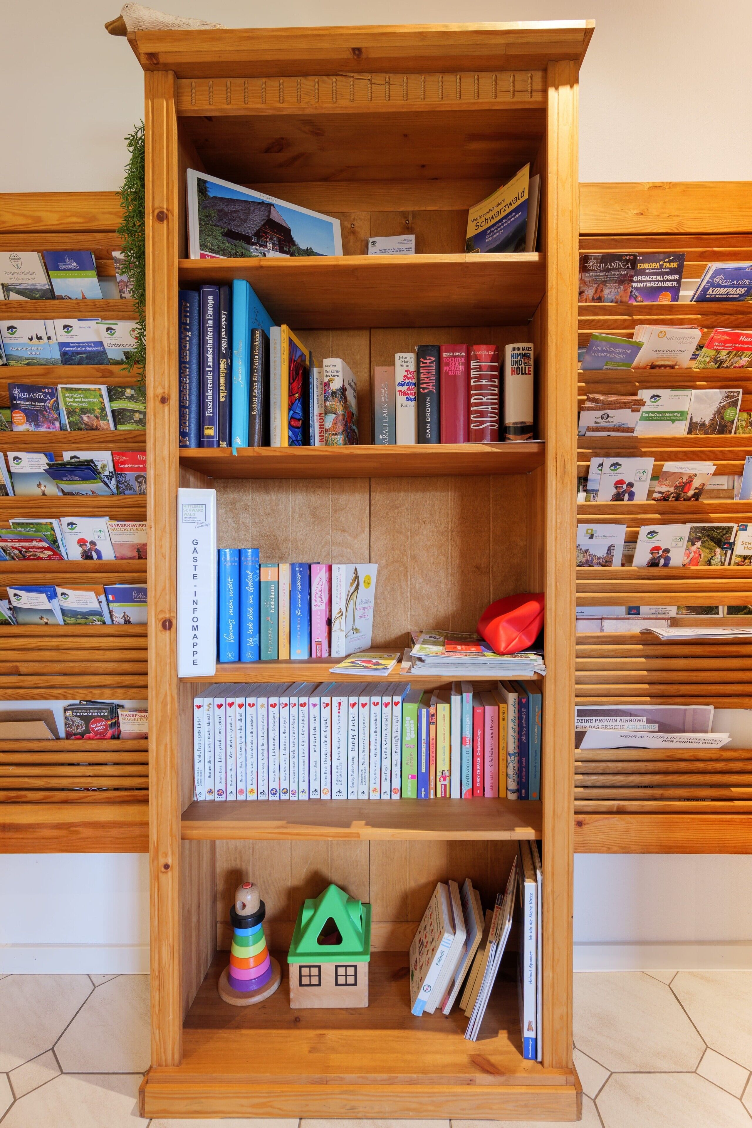 Ein Bücherregal aus Holz mit verschiedenen Büchern und Zeitschriften.