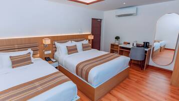 Family Room | Desk, laptop workspace, WiFi (free)