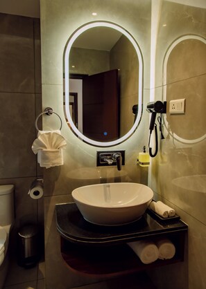 Doppia Deluxe | Bagno | Doccia, asciugacapelli, asciugamani, sapone