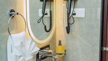 Habitación estándar doble | Baño | Ducha, secador de pelo, toallas y jabón