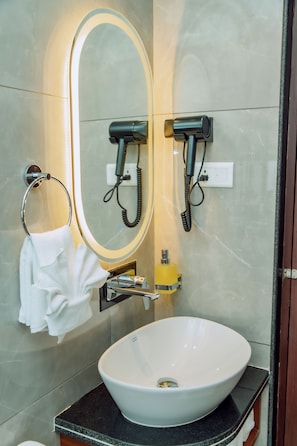 Ducha, secador de pelo, toallas, jabón