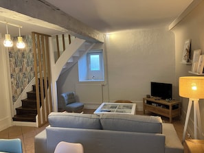 Smart-TV, Kamin, Bücher, Stereoanlage