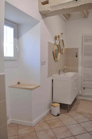 Dusche, Haartrockner, Handtücher, Seife