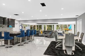 Apartemen Comfort, pemandangan kebun | Ruang makan