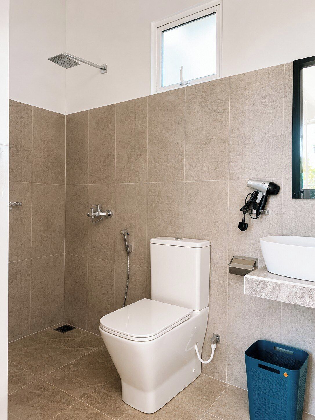 Douche, sèche-cheveux, serviettes fournies, papier toilette
