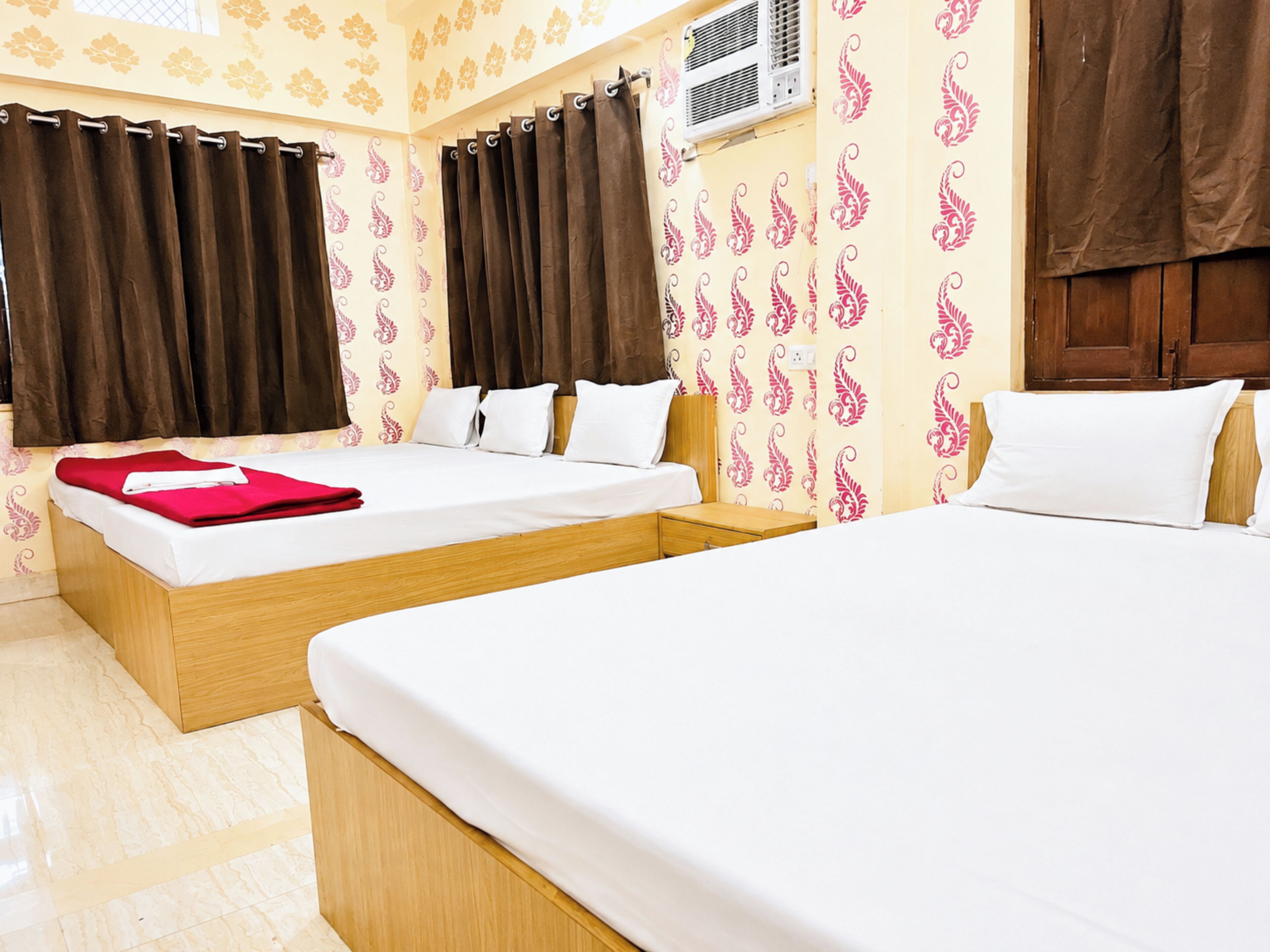 Hypo-allergenic bedding available, desk, soundproofing, WiFi (free)