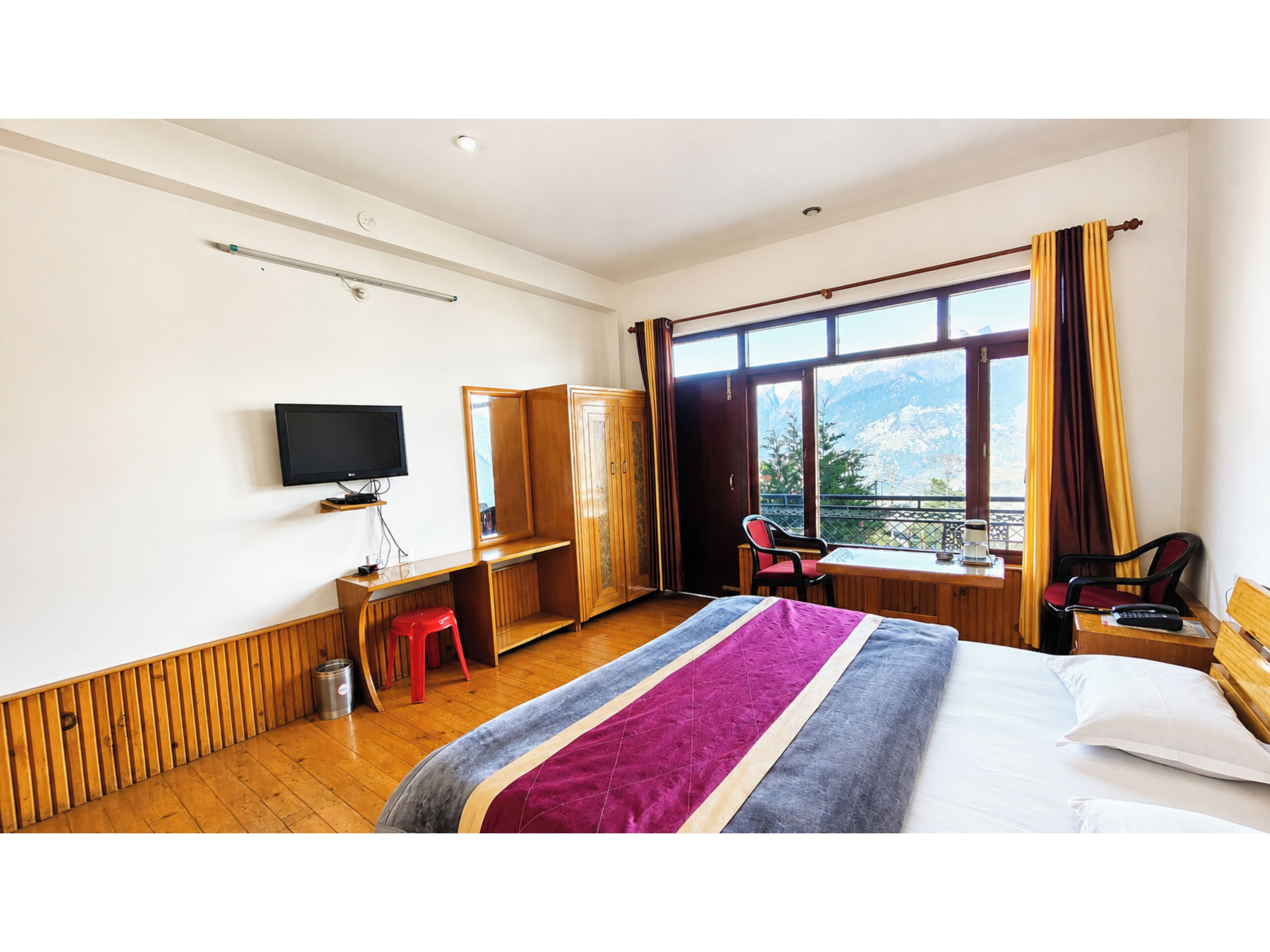 Hypo-allergenic bedding, desk, soundproofing, free WiFi
