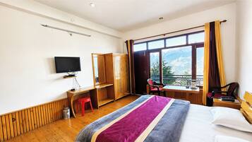 Hypo-allergenic bedding, desk, soundproofing, free WiFi