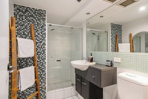 Ducha, artículos de higiene personal gratuitos y secador de pelo