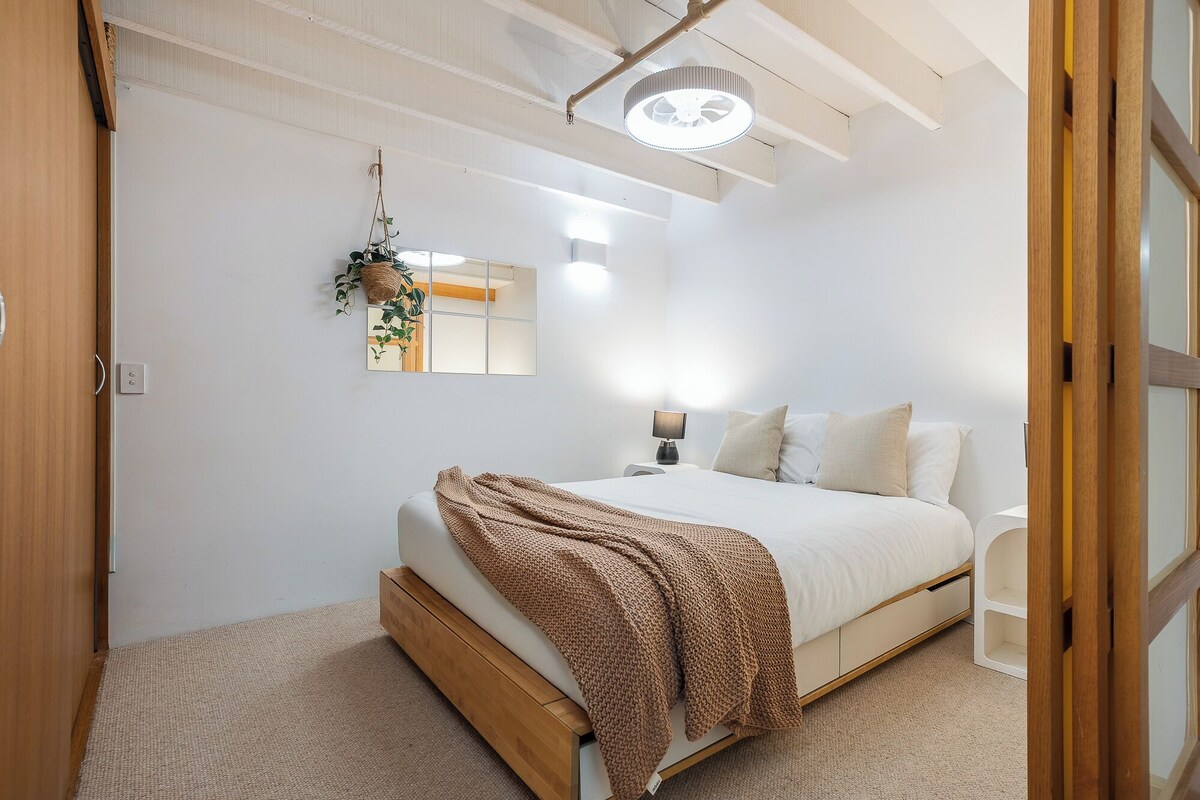 Ropa de cama de alta calidad y cortinas opacas