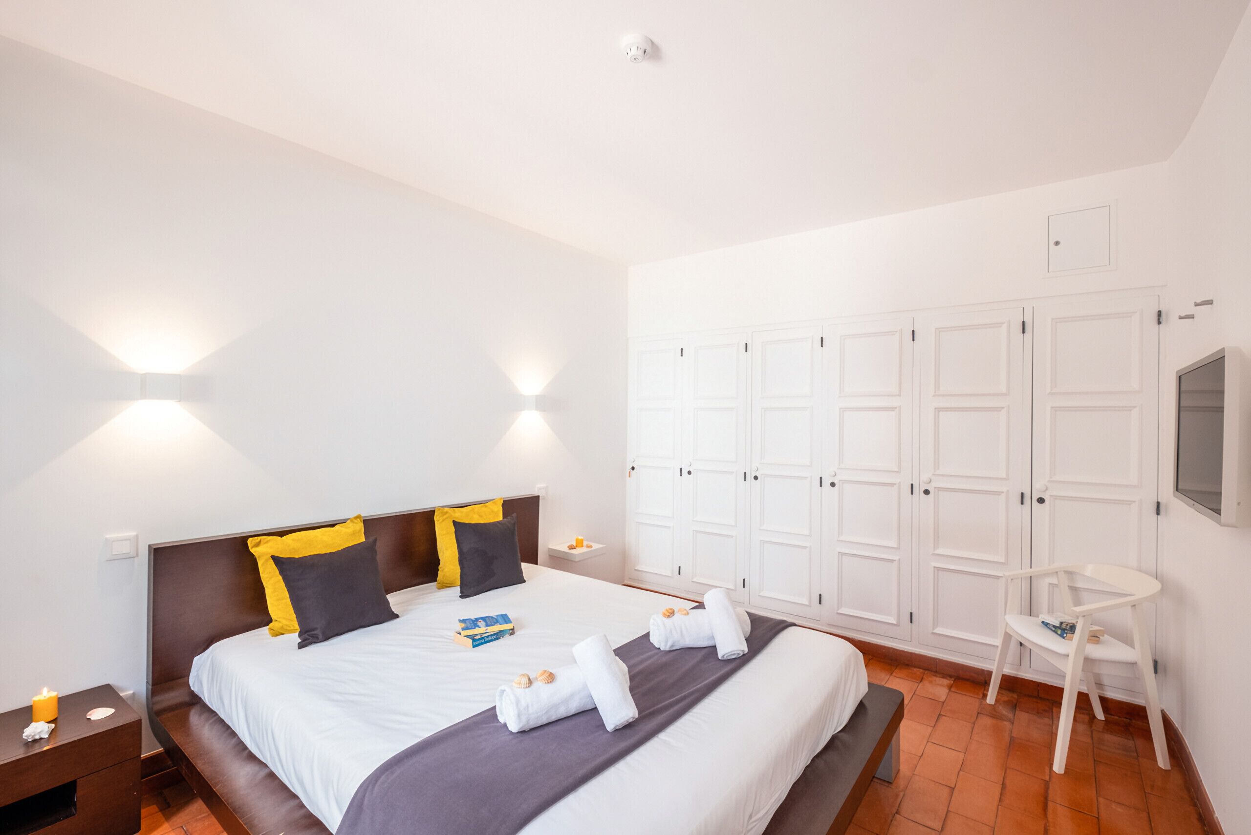 8 bedrooms, iron/ironing board, WiFi (free)