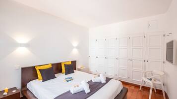8 bedrooms, iron/ironing board, WiFi (free)