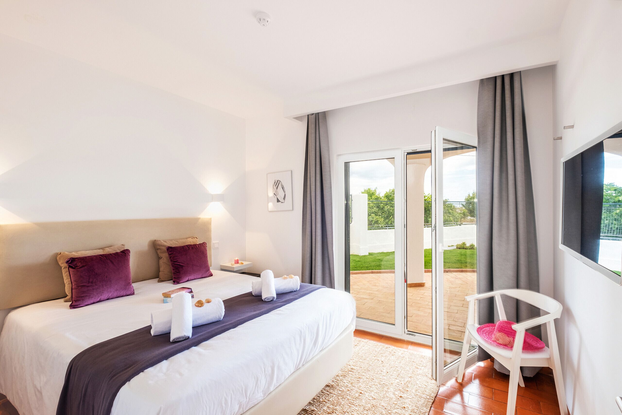 8 slaapkamers, een strijkplank/strijkijzer, gratis wifi, beddengoed