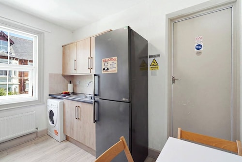 New 3BR Central Rugby Flat, Train Station, Parking