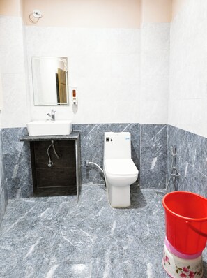 Shower, rainfall showerhead, slippers, towels - Hotel Kashi Inn Raj Ghat Varanasi (Varanasi)