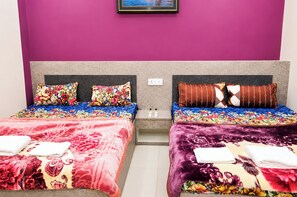 Deluxe Triple Room, Air conditioning | Hypo-allergenic bedding available, desk, WiFi (free) - Hotel Kashi Inn Raj Ghat Varanasi (Varanasi)