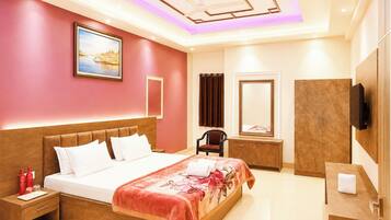 Deluxe Double Room, Air conditioning | Hypo-allergenic bedding, desk, free WiFi