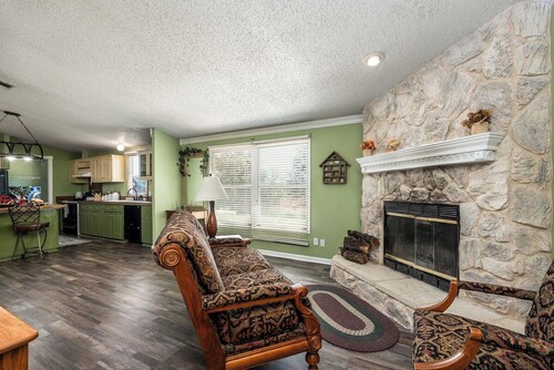 KK’s Cozy Corner | 3 Beds 2 Futons  Couch & Lounge