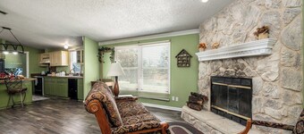 KK’s Cozy Corner | 3 Beds 2 Futons Couch & Lounge