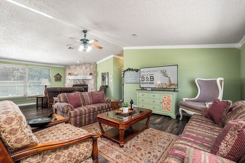 KK’s Cozy Corner | 3 Beds 2 Futons  Couch & Lounge
