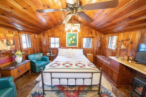 Iron/ironing board, Internet, bed sheets - Papaw’s Cabin  (a hand-built 1930’s log cabin) (Abilene)