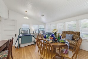 Een gezellige kamer met een bed, een eettafel met stoelen en een bank.
