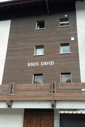 Fachada de un edificio con el nombre 'HAUS DAVID' en grande.