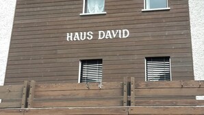 Een gevel met de naam 'HAUS DAVID' in grote letters.