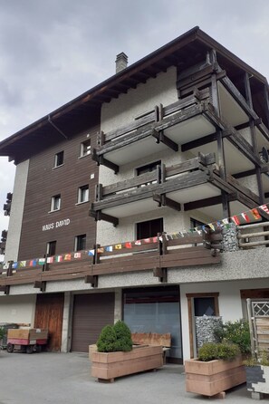 A multi-story building with a sign reading 'HAUS DAVID'. - David 26D, (Grächen), 1623 by Interhome (Grächen)