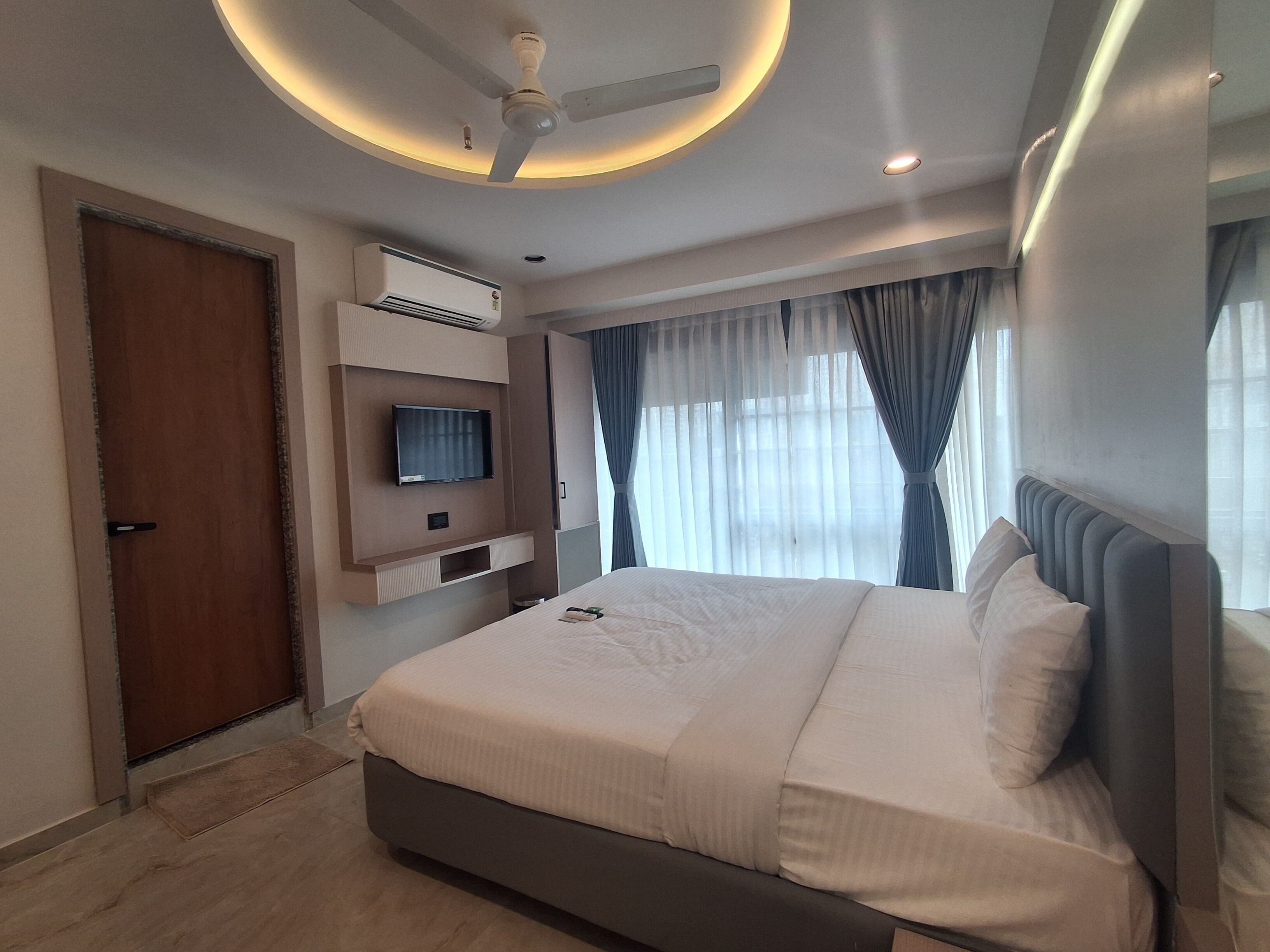 Family Double Room, City View | Laptop workspace, iron/ironing board, WiFi (free)