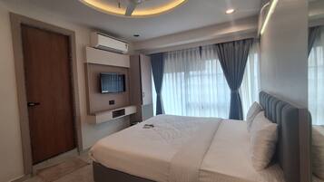 Family Double Room, City View | Laptop workspace, iron/ironing board, WiFi (free)