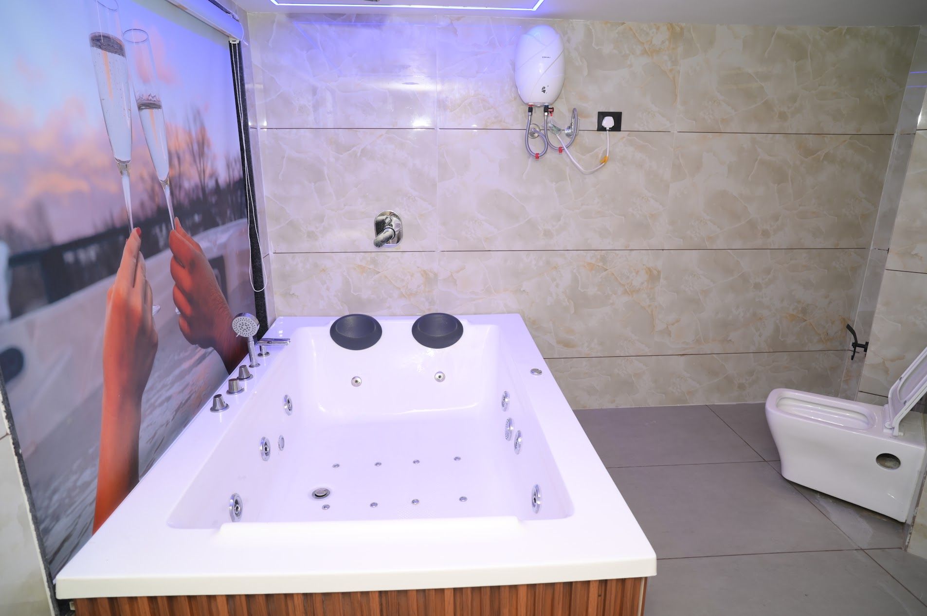 Een moderne badkamer met een groot bad, een douche en een toilet.