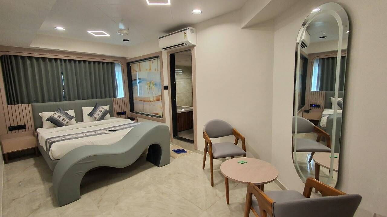Laptop workspace, iron/ironing board, free WiFi