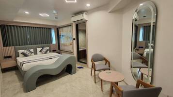 Laptop workspace, iron/ironing board, free WiFi